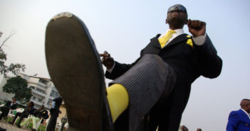 Sapeurs de Bacongo par Baudouin Mouanda